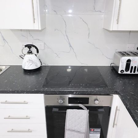 1 Bed Flat, Airport Pick, Drop Available Fibre Broadband, New, Washer Dryer, 10 Mins From City Centre Дартфорд Екстериор снимка