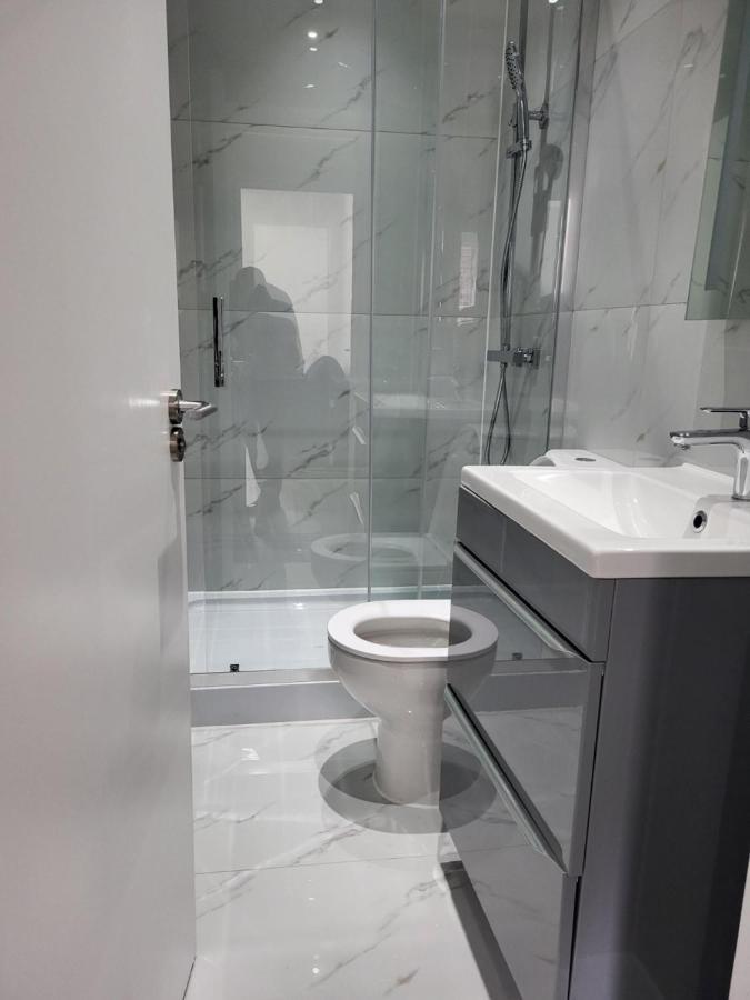 1 Bed Flat, Airport Pick, Drop Available Fibre Broadband, New, Washer Dryer, 10 Mins From City Centre Дартфорд Екстериор снимка