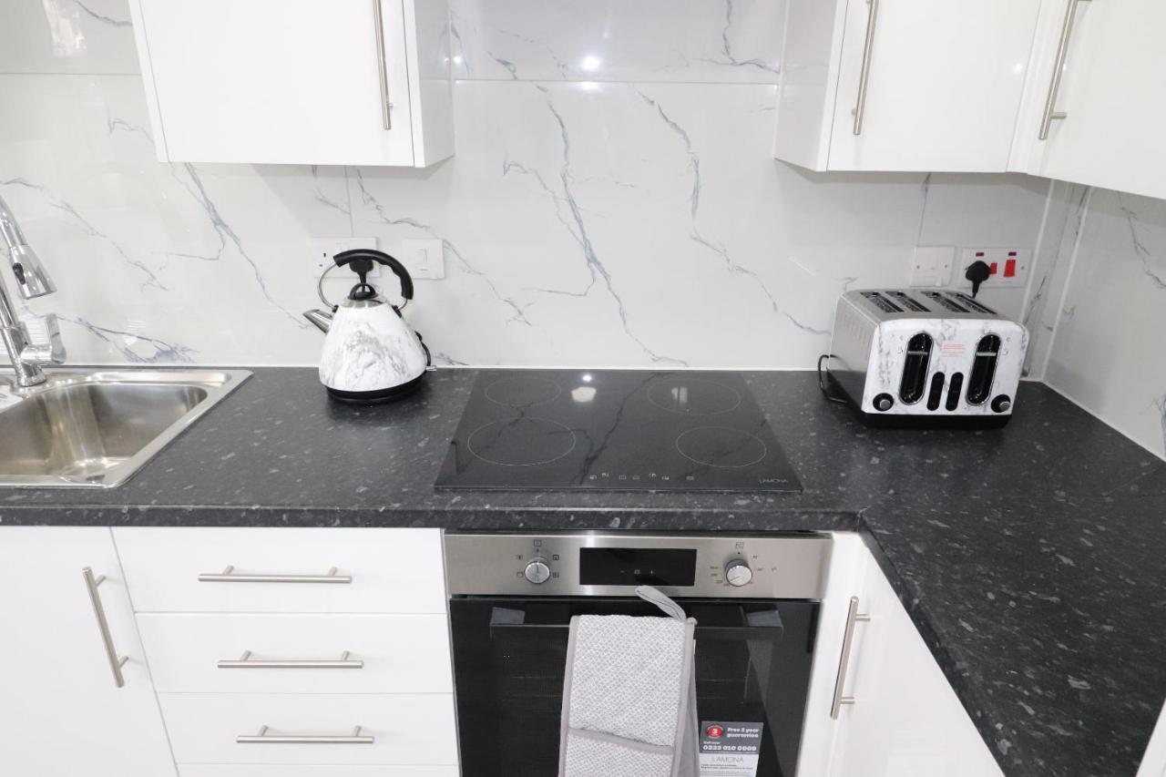 1 Bed Flat, Airport Pick, Drop Available Fibre Broadband, New, Washer Dryer, 10 Mins From City Centre Дартфорд Екстериор снимка